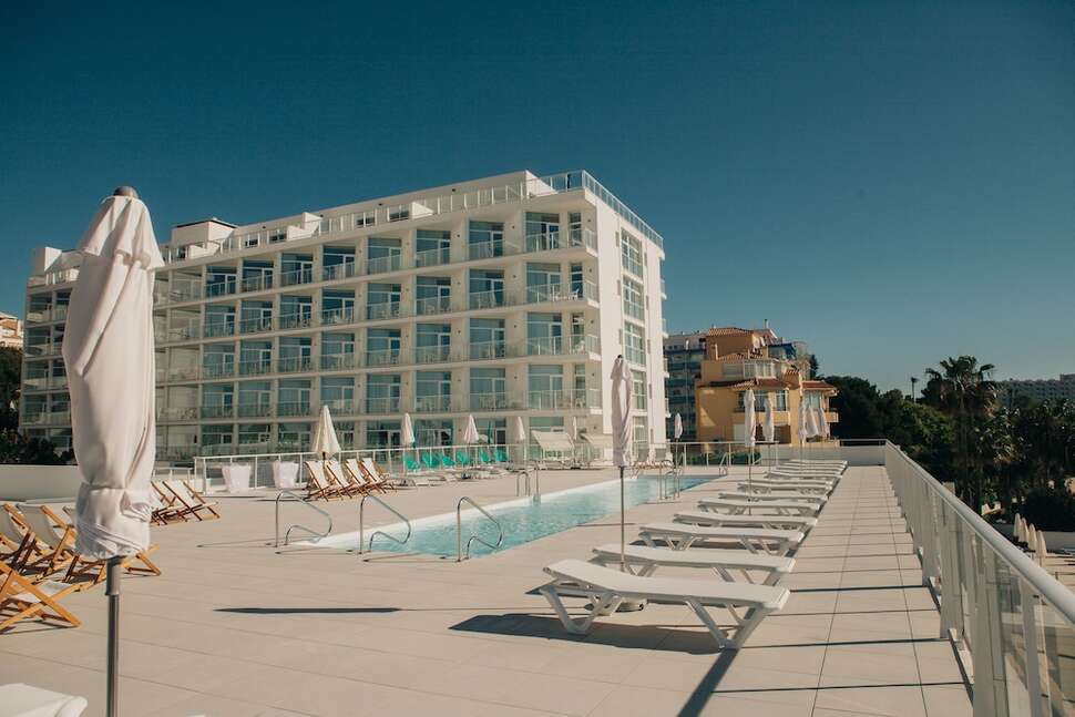 Een foto van de buitenkant van Hotel Alay