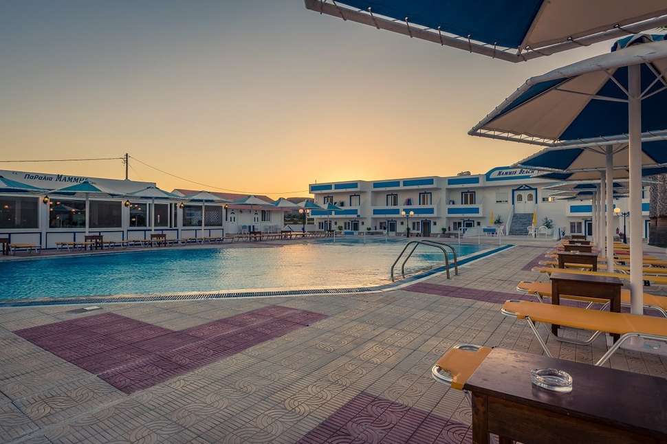 Een foto van het zwembad bij Mammis Beach Hotel