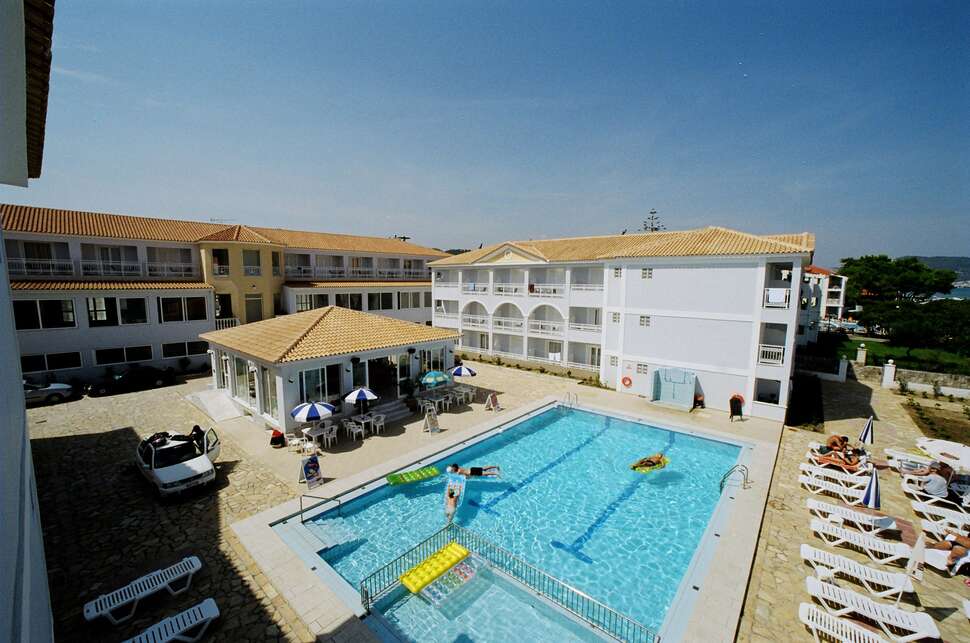 Een foto van het zwembad bij Meridien Beach Hotel
