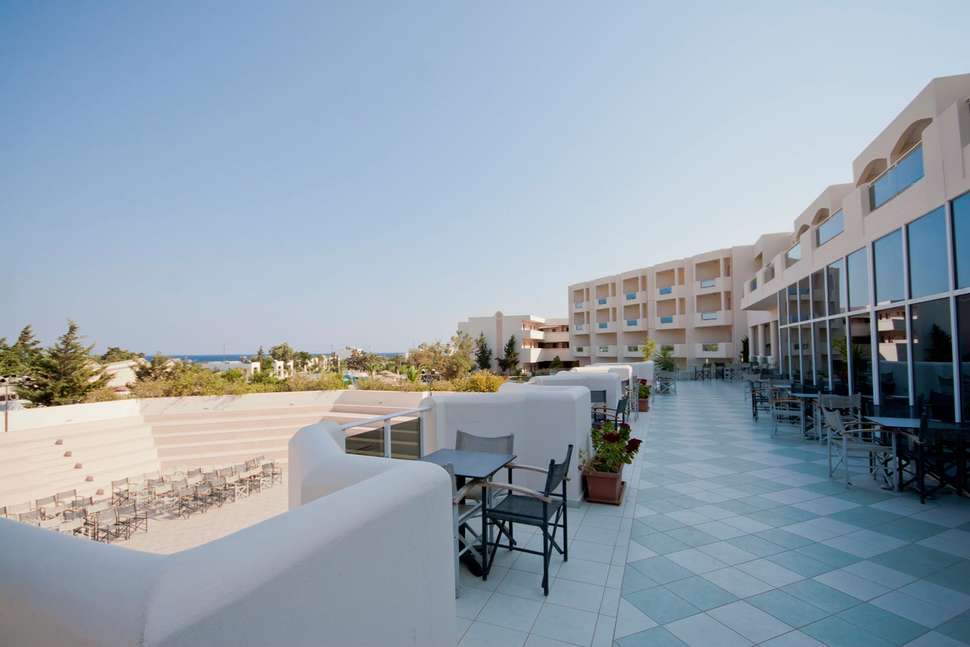 Een foto van het terras bij Sovereign Beach Hotel