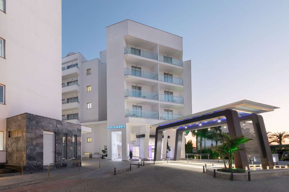 Een foto van de buitenkant van Tasia Maris Beach Hotel