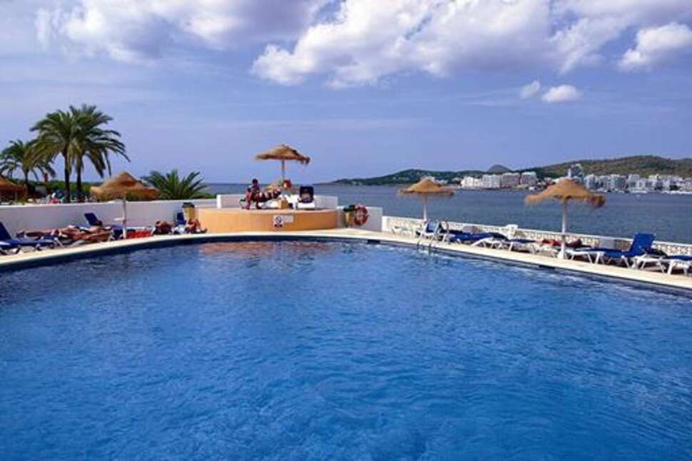 Een foto van het zwembad bij azuLine Hotel Mar Amantis I & II