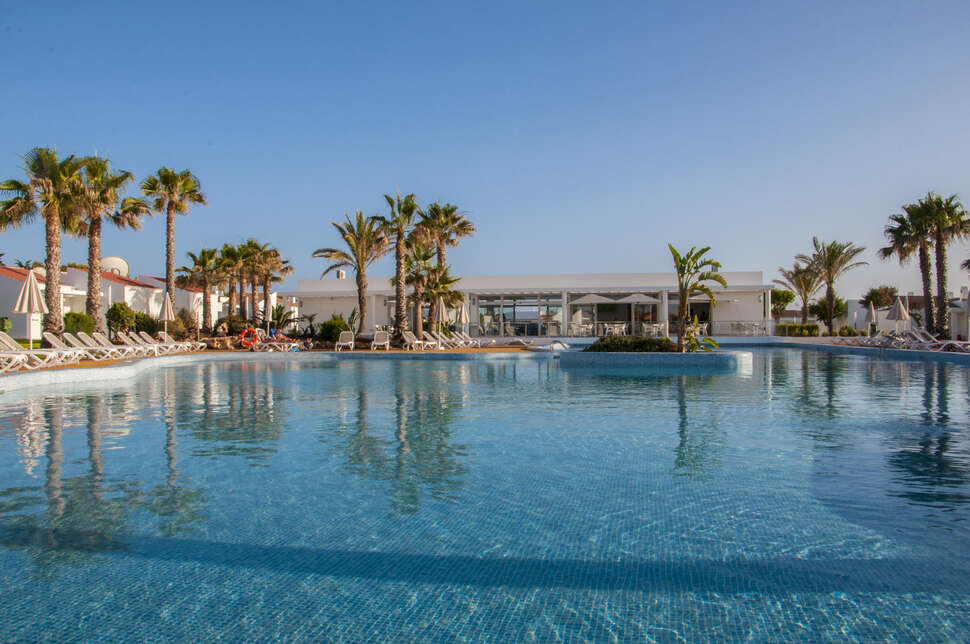 Een foto van het zwembad bij Sagitario Menorca Mar Appartementen