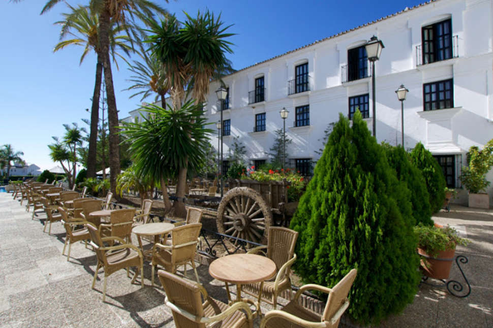 Een foto van het terras bij Ilunion Hacienda de Mijas