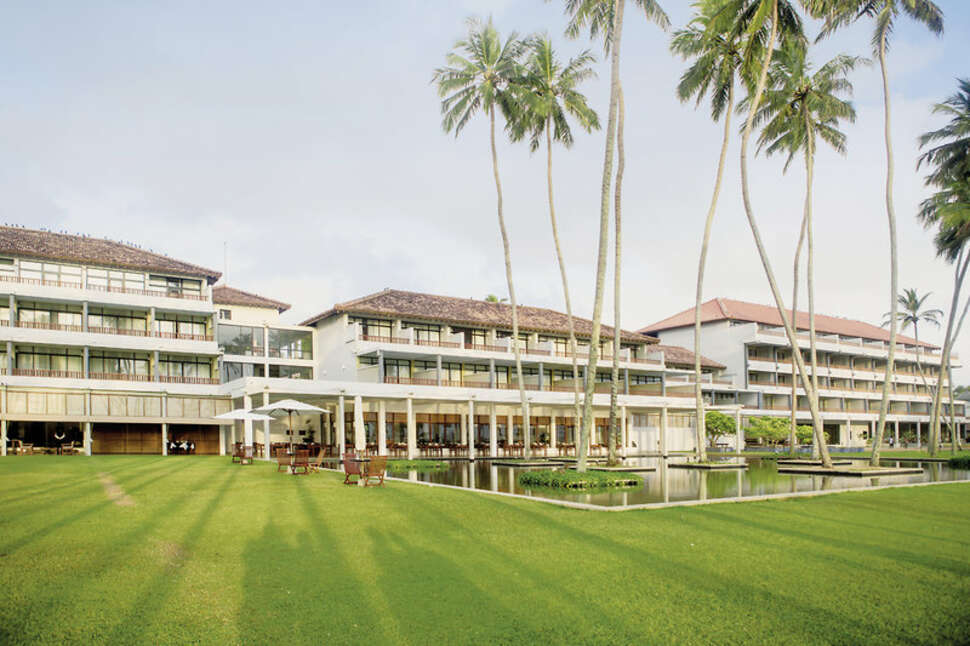 Een foto van de buitenkant van The Blue Water Hotel
