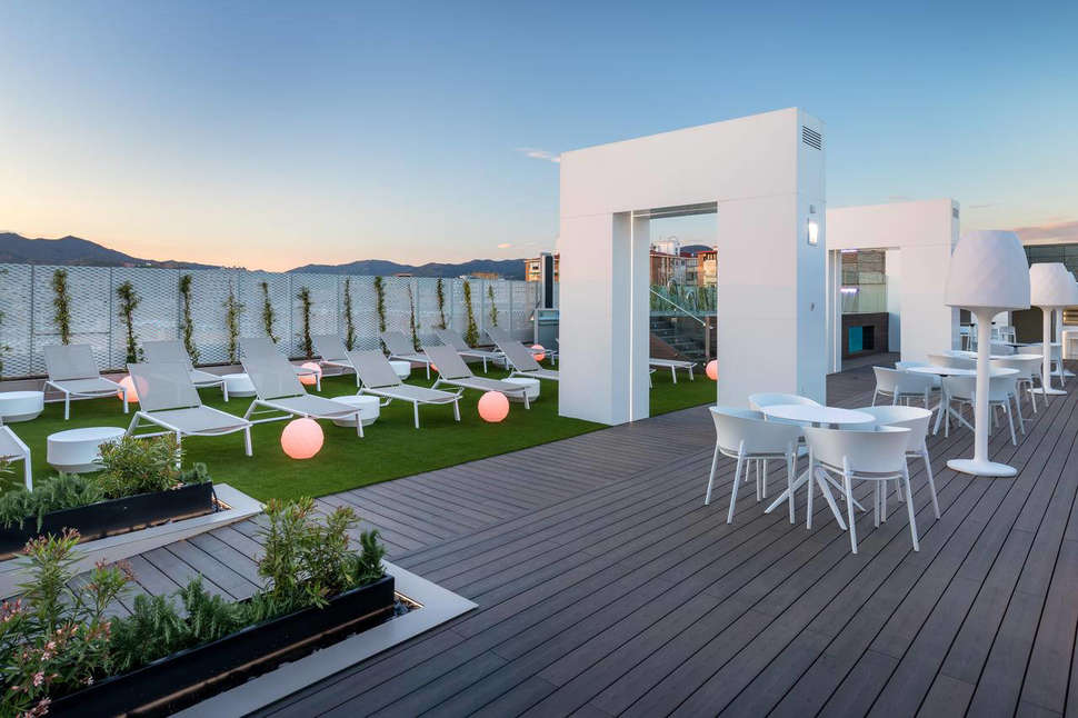 Een foto van het terras bij Barcelo Malaga