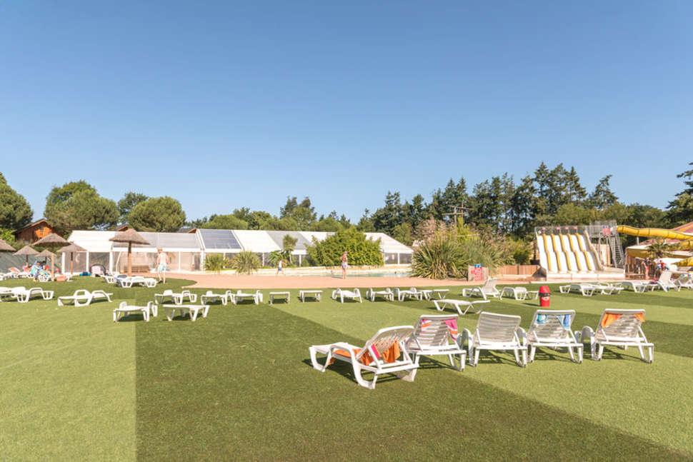 Een foto van het terras bij Les Ormes Domaine & Resort