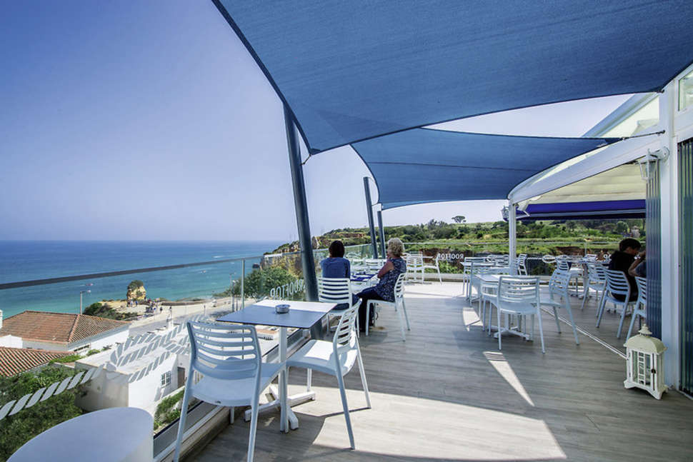 Een foto van het terras bij Carvi Beach Hotel