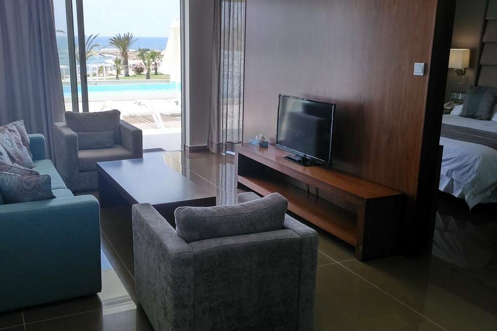 Ein Foto The King Evelthon Beach Hotel & Resort