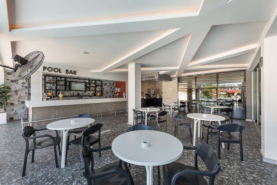 Een foto van de faciliteiten bij White City Beach Hotel