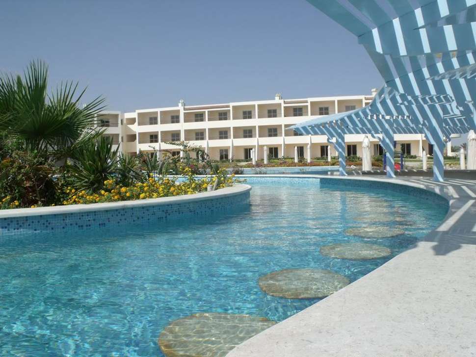 Een foto van het zwembad bij Royal Brayka Resort