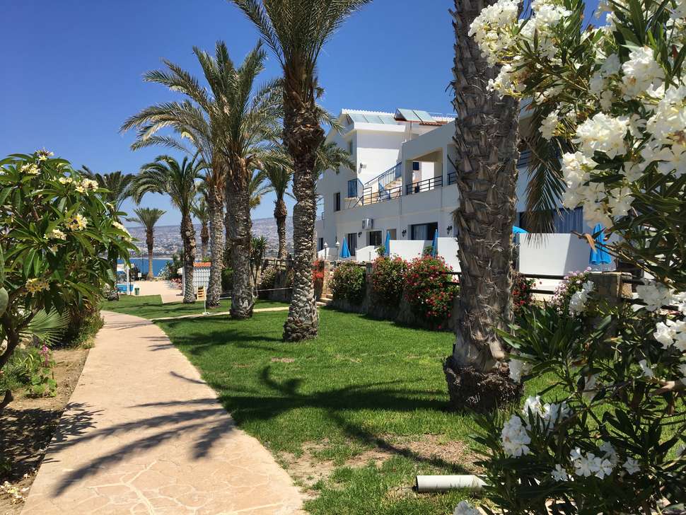 Een foto van de buitenkant van Vrachia Beach Hotel & Suites