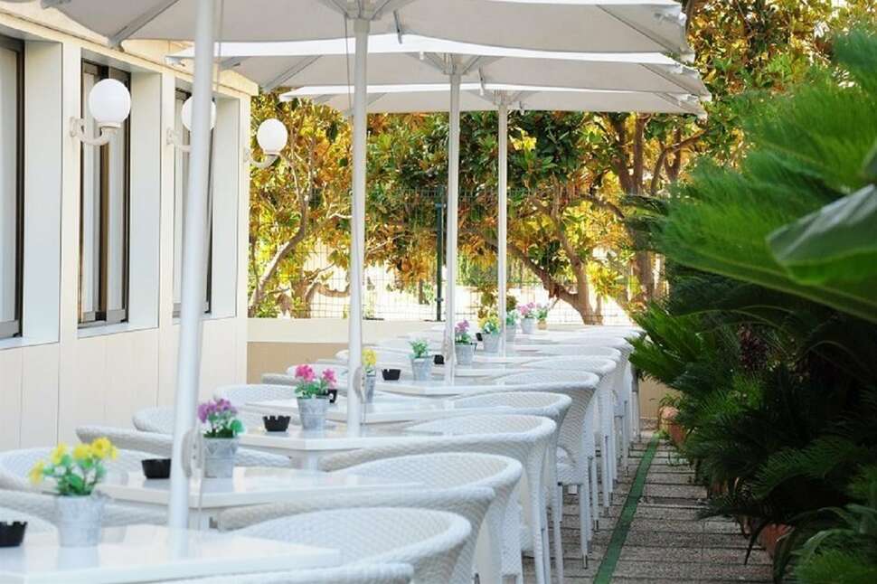 Een foto van het terras bij Hotel Prince Park