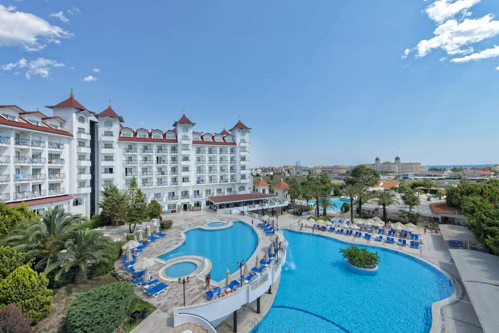 Een foto van het zwembad bij Serenis Hotel