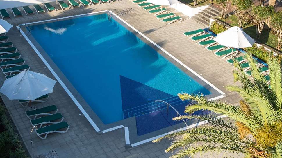Een foto van het zwembad bij Azoris Royal Garden Hotel