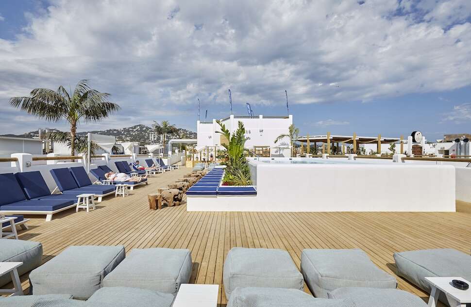 Een foto van het terras bij Hotel Delamar