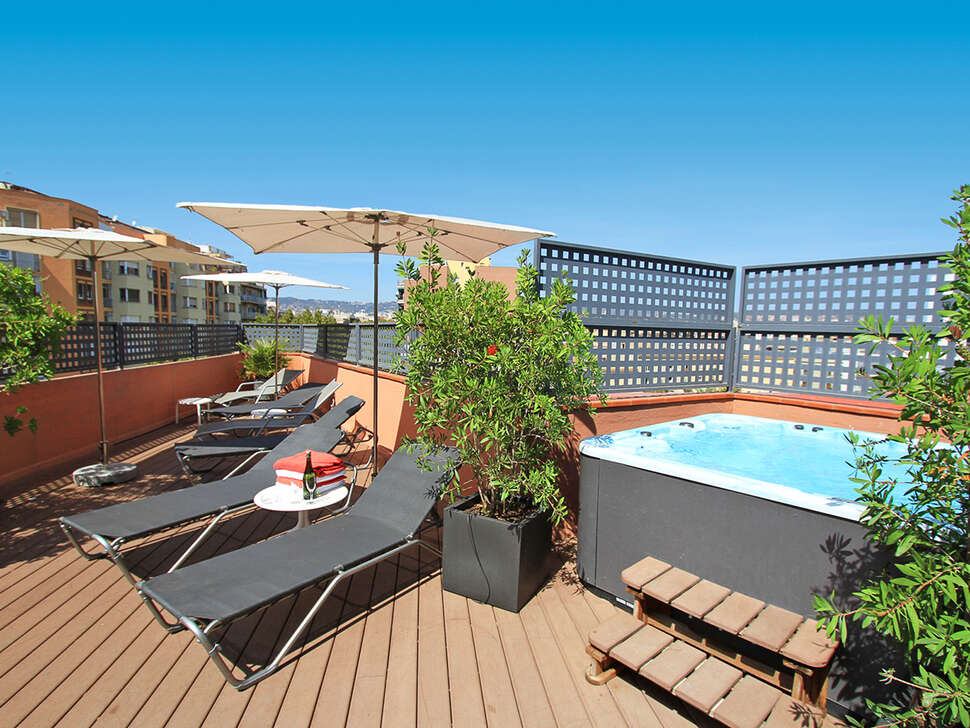 Ein Foto von der Terrasse im Hotel Garbi Millenni