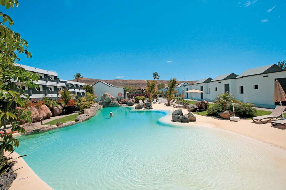 Een foto van het zwembad bij R2 Romantic Fantasia Dreams & Suites Hotel