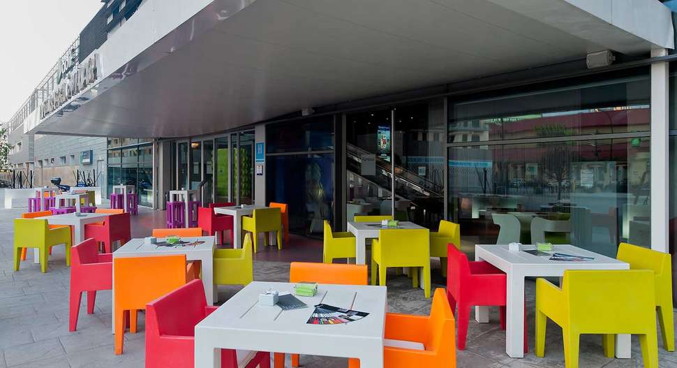 Een foto van het terras bij Barcelo Malaga