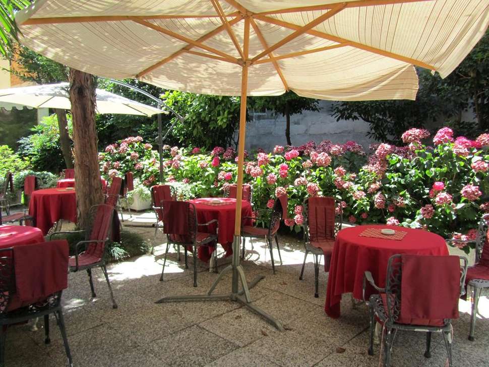 Een foto van het terras bij Hotel Amadeus