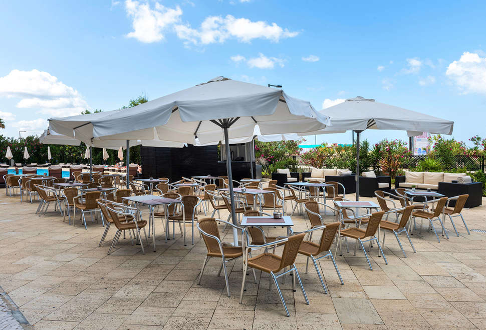 Een foto van het terras bij Tryp by Wyndham Lisboa Caparica Mar Hotel