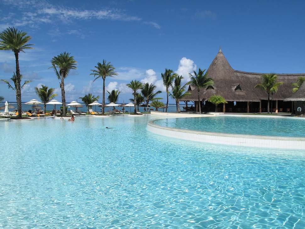 Een foto van het zwembad bij LUX Belle Mare