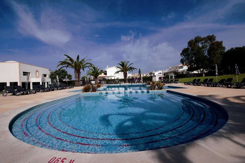 Een foto van het zwembad bij Vila Gale Collection Praia