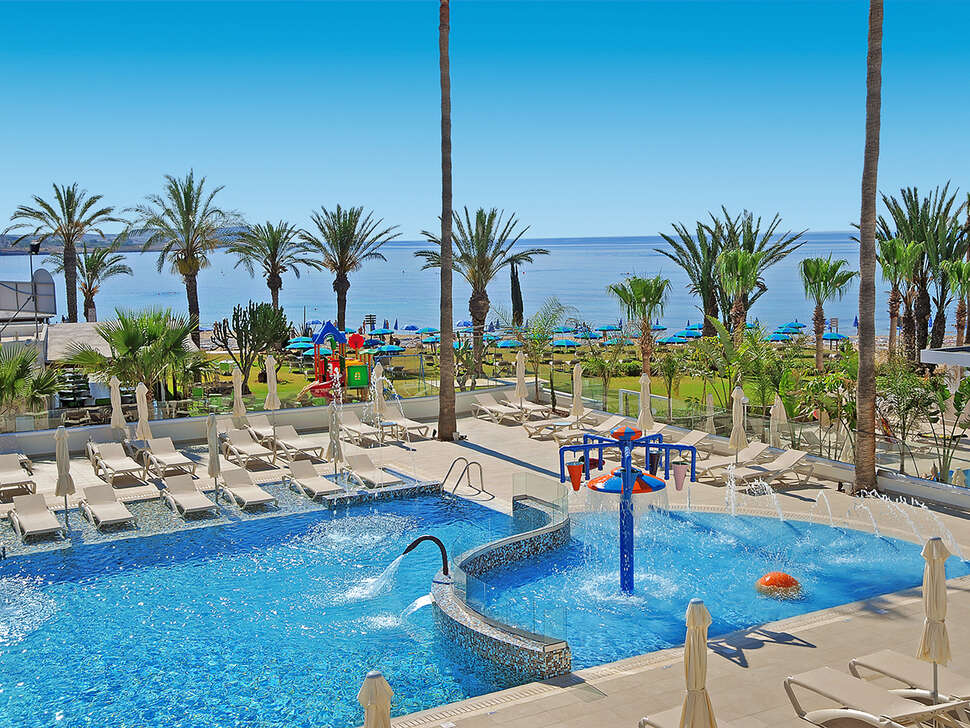 Ein Foto vom Pool im Hotel Nelia Beach