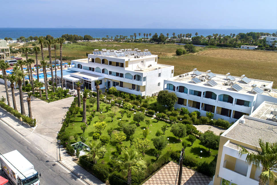 Een foto van de buitenkant van Hotel Tropical Sol