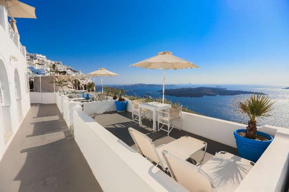 Een foto van het terras bij Kafieris Blue Appartementen