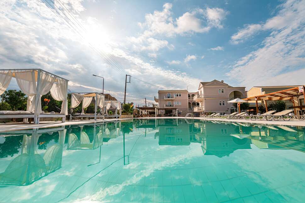 Een foto van het zwembad bij Ekati Mare Boutique Resort