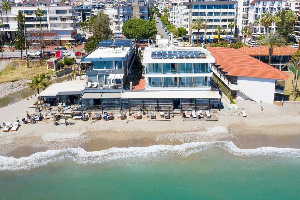 Een foto van de buitenkant van En Vie Beach Boutique Hotel