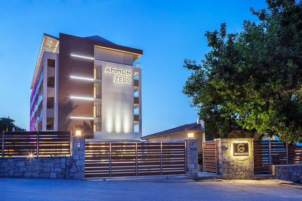 Ein Foto von der Außenansicht des Ammon Zeus Hotel