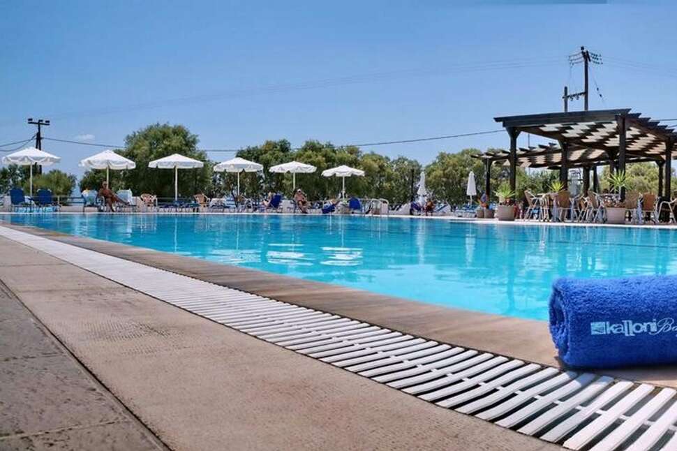 Een foto van het zwembad bij Hotel Kalloni Bay