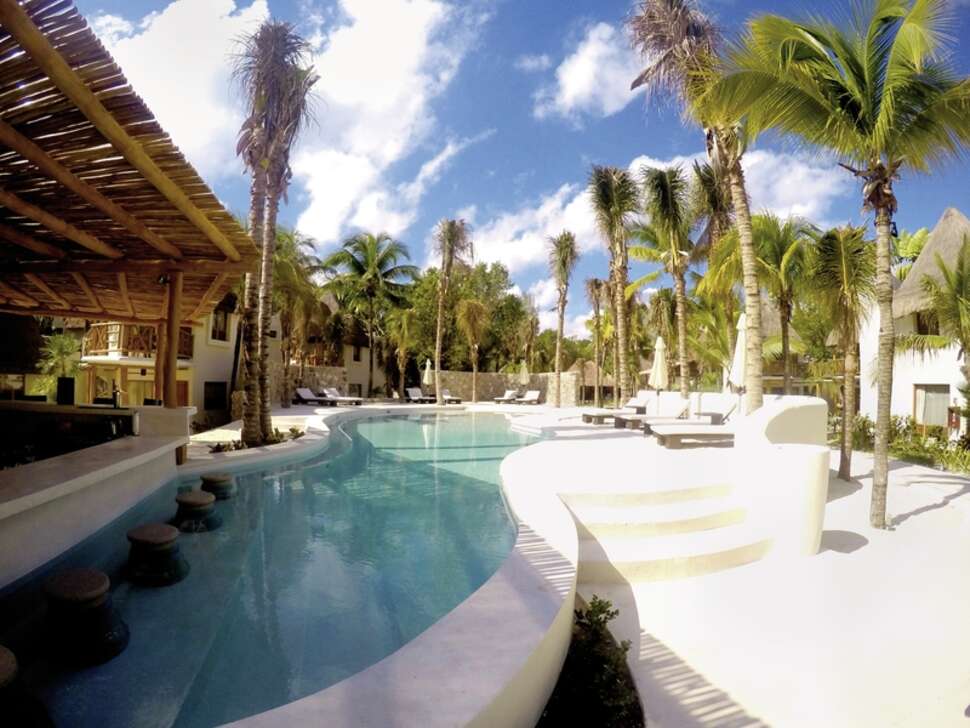 Een foto van het zwembad bij Mahekal Beach Resort