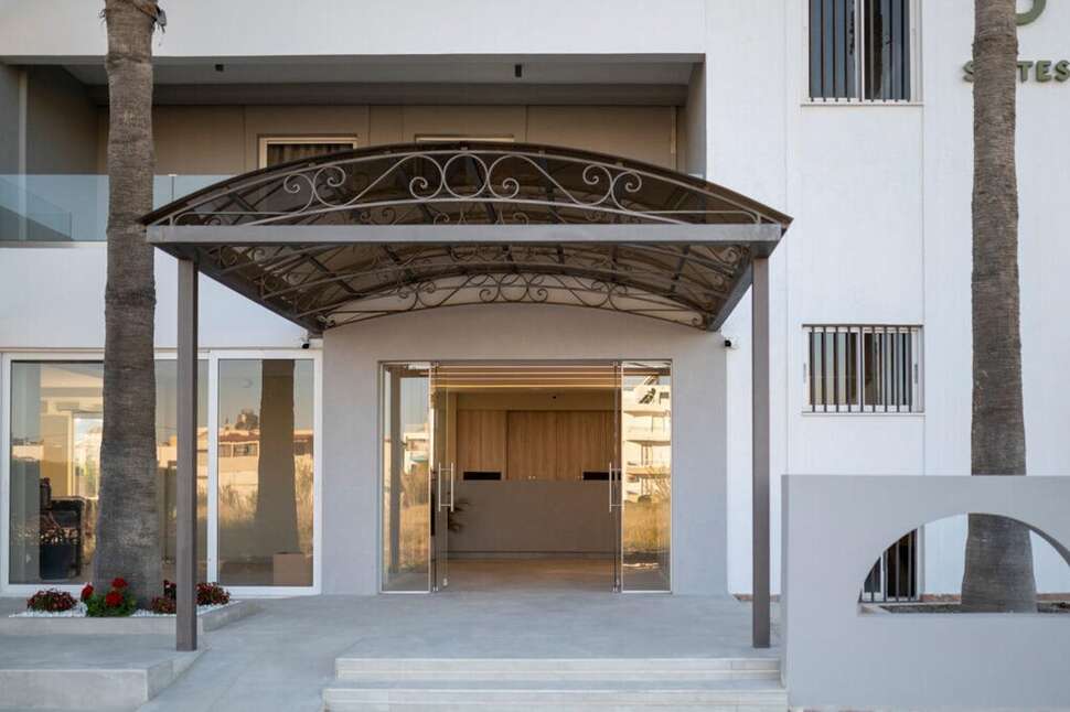 Een foto van de buitenkant van Nicolas Grand Suites