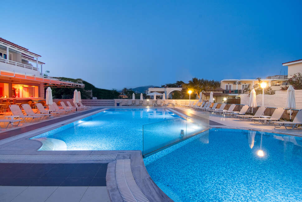 Een foto van het zwembad bij Esperia Hotel