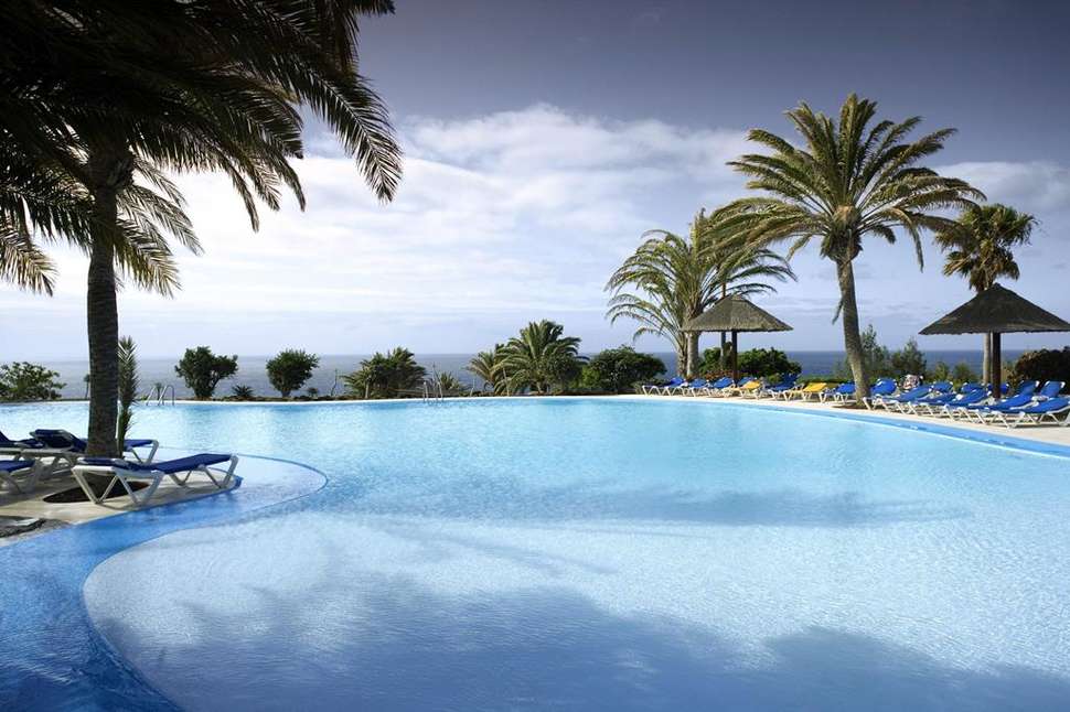 Een foto van het zwembad bij Robinson Club Esquinzo Playa