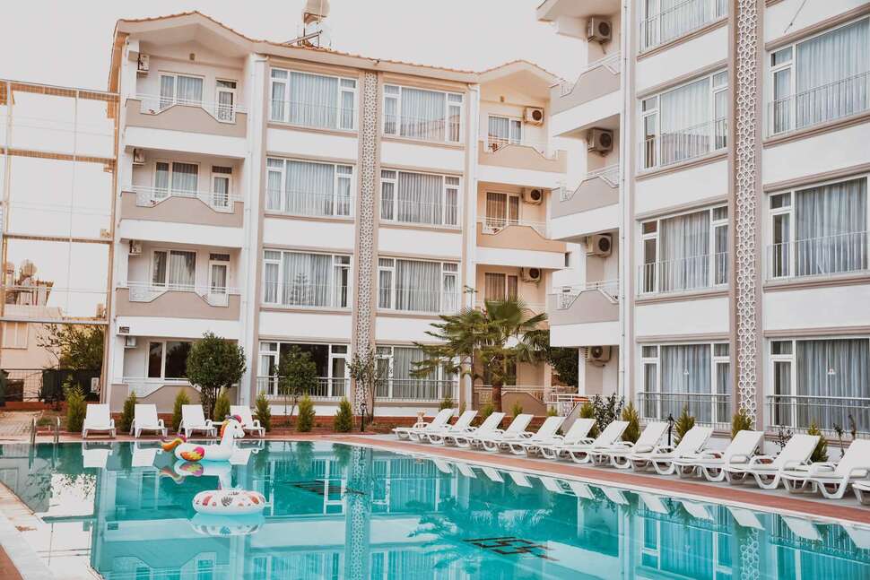 Een foto van het zwembad bij New Garden Luna Side Aparthotel