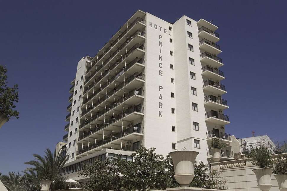 Een foto van de buitenkant van Hotel Prince Park