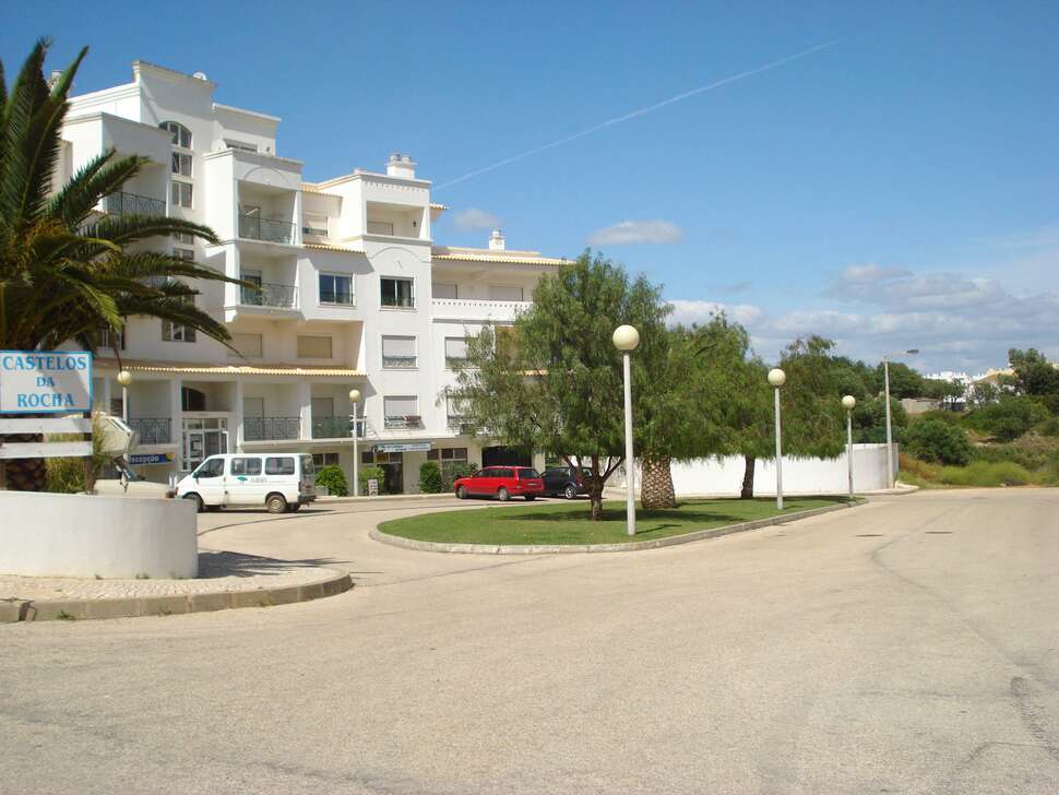 Een foto van de buitenkant van Castelos Da Rocha Appartementen