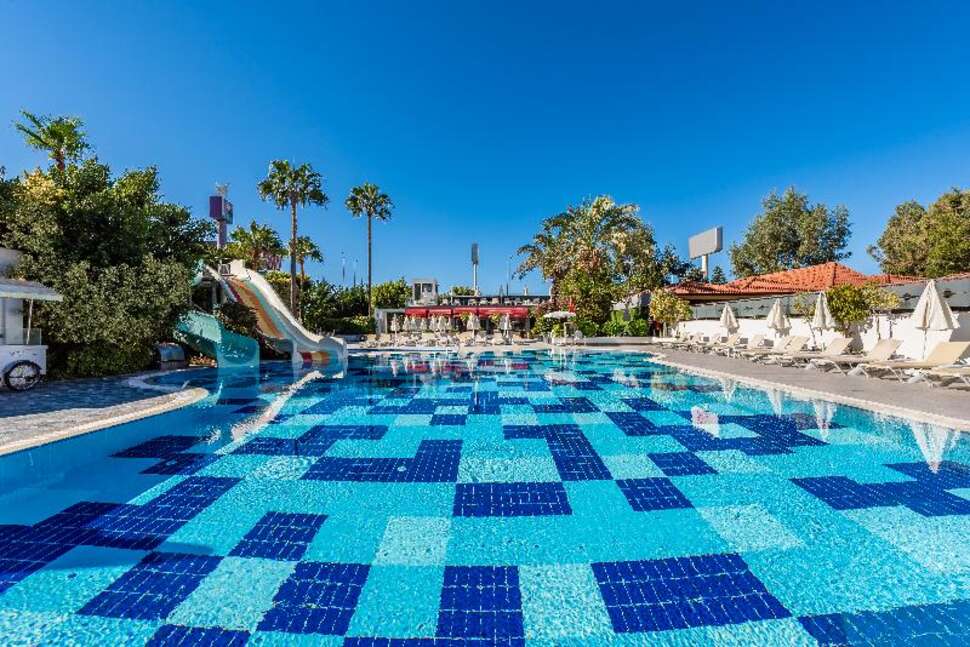 Een foto van het zwembad bij White City Beach Hotel