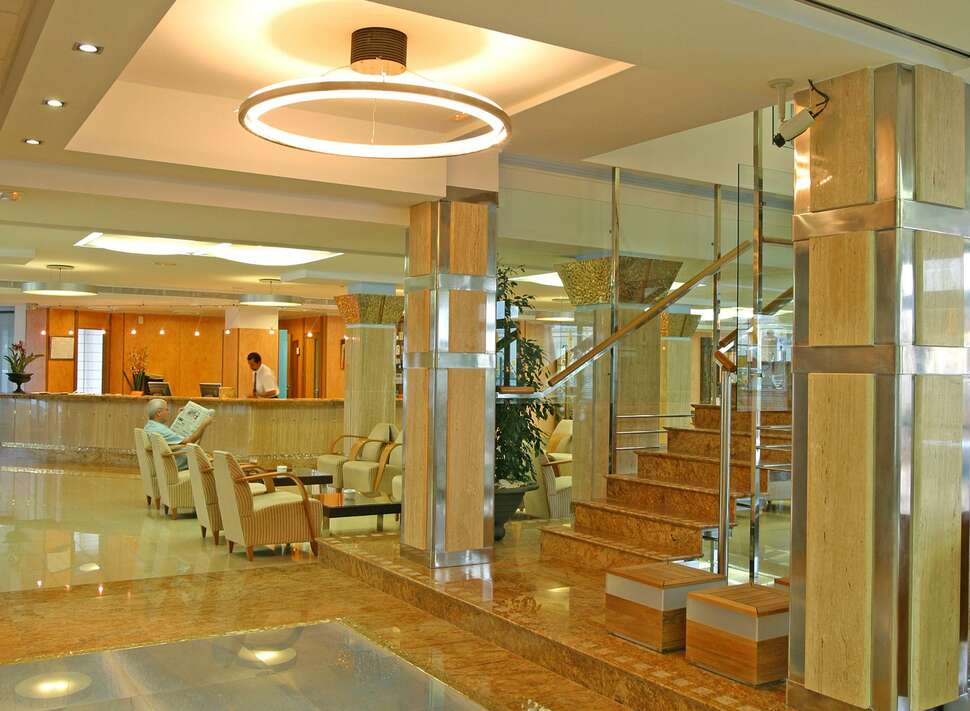 Een foto van het interieur van Invisa Hotel La Cala