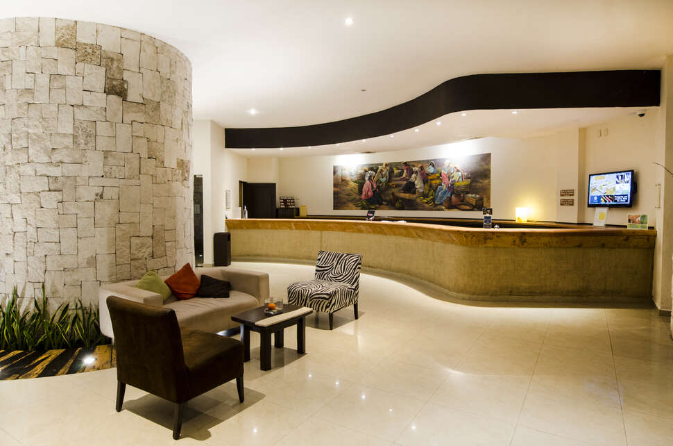 Een foto van het interieur van The Reef Playacar Resort