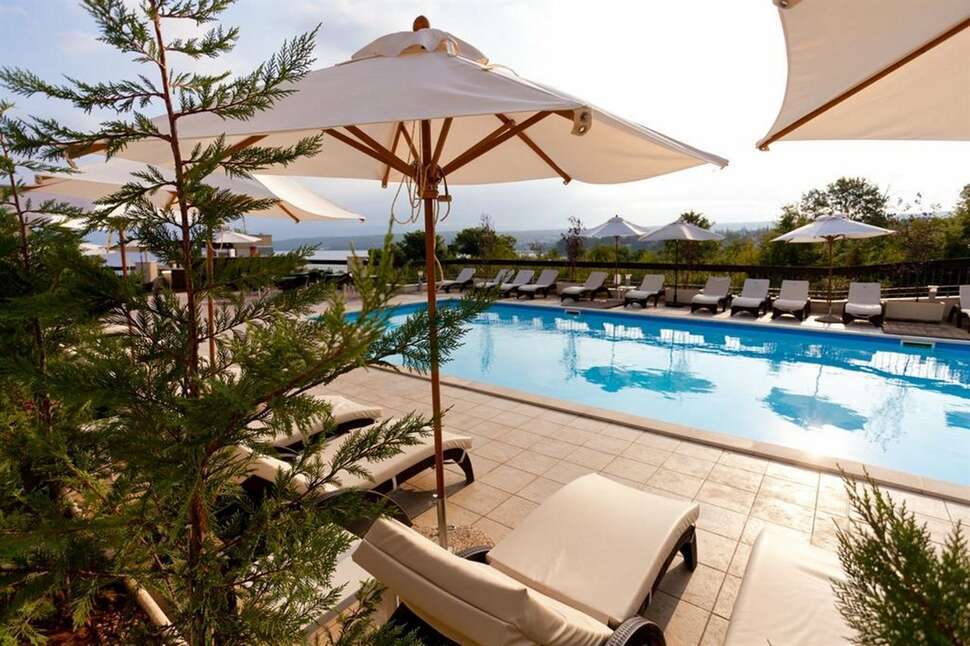 Een foto van het zwembad bij Blue Waves Resort
