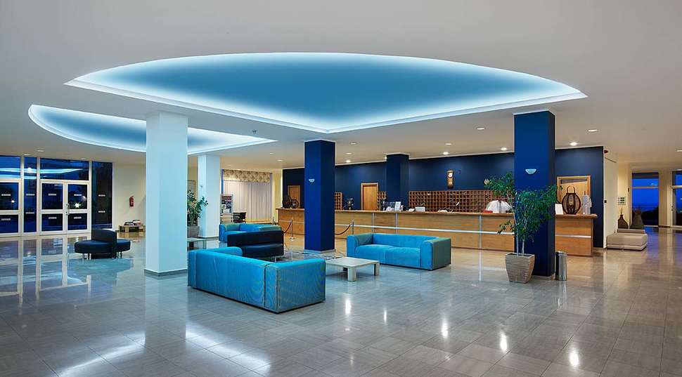 Een foto van het interieur van Labranda Miraluna Village & Spa