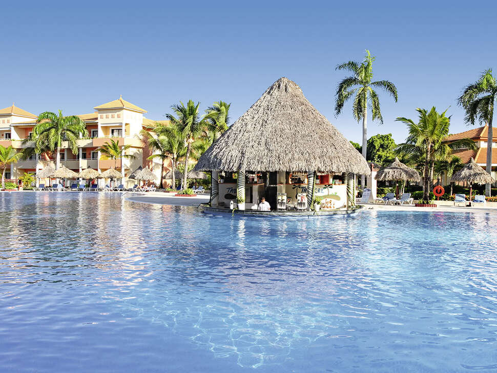 Een foto van het zwembad bij Grand Bahia Principe Turquesa