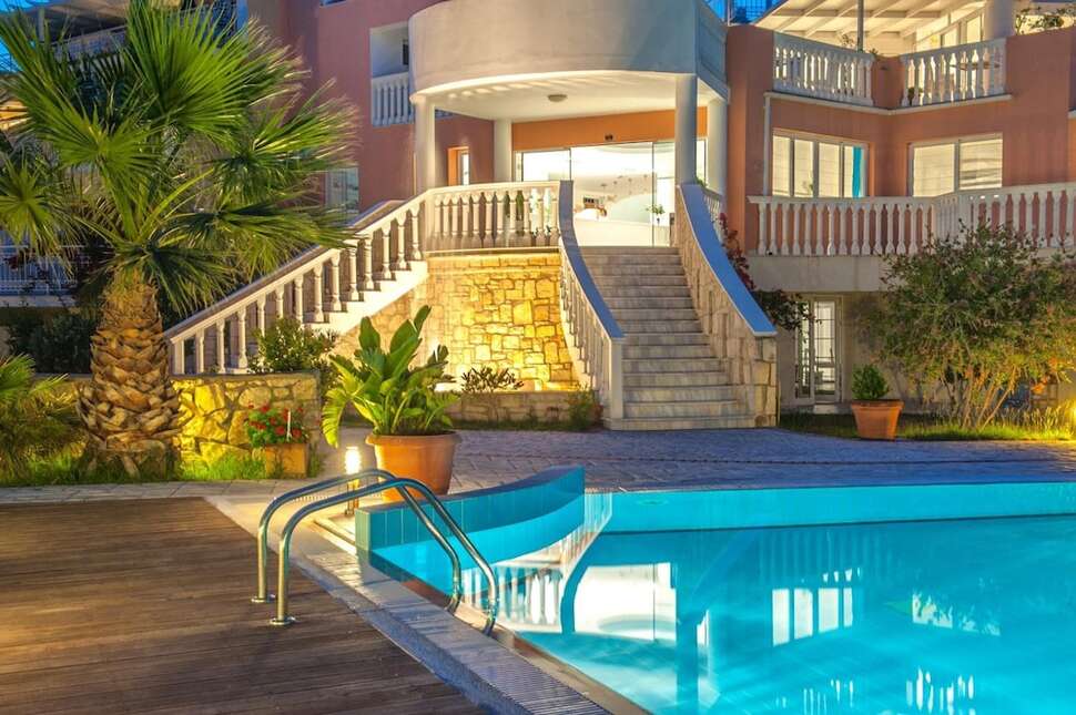 Een foto van het zwembad bij Belvedere Luxury Suites