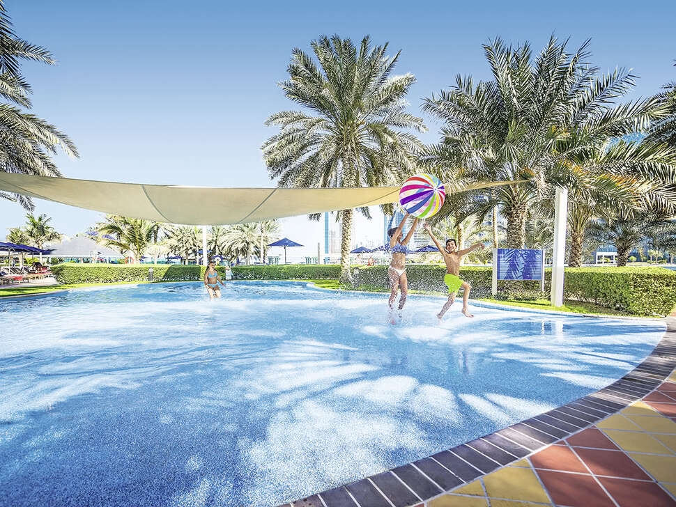 Een foto van het zwembad bij Beach Rotana
