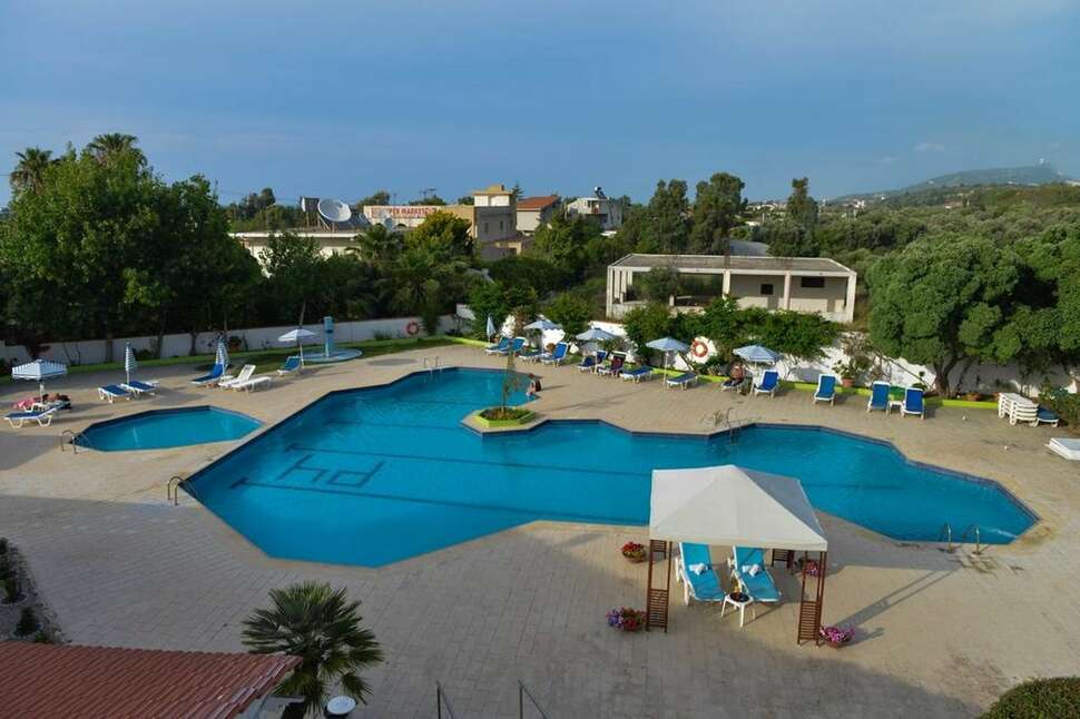 Een foto van het zwembad bij Happy Days Hotel Tholos